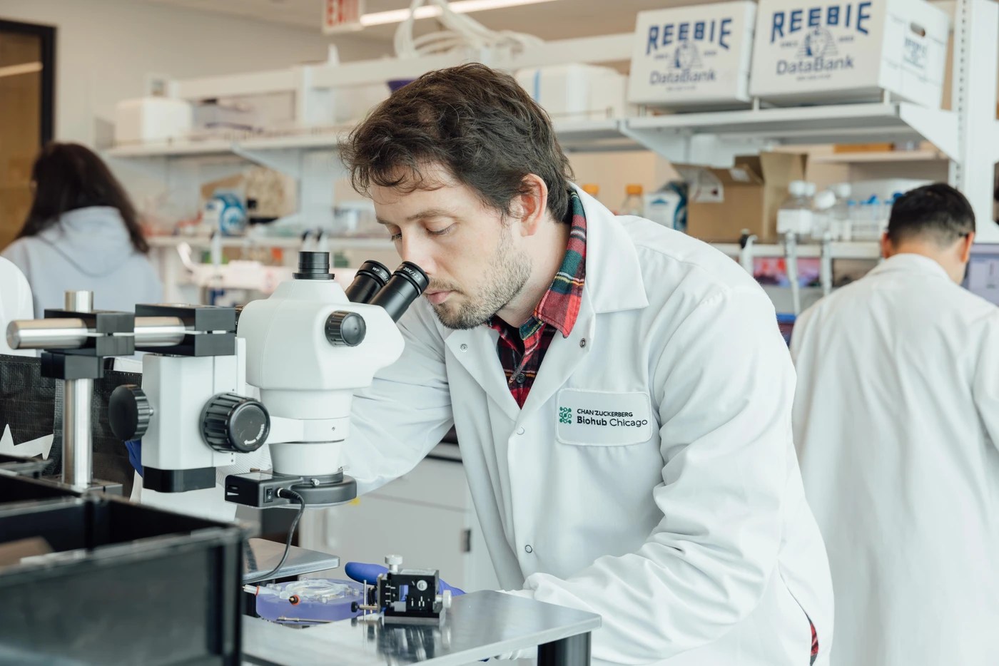 Csaba Forró in the lab at Chicago Biohub.